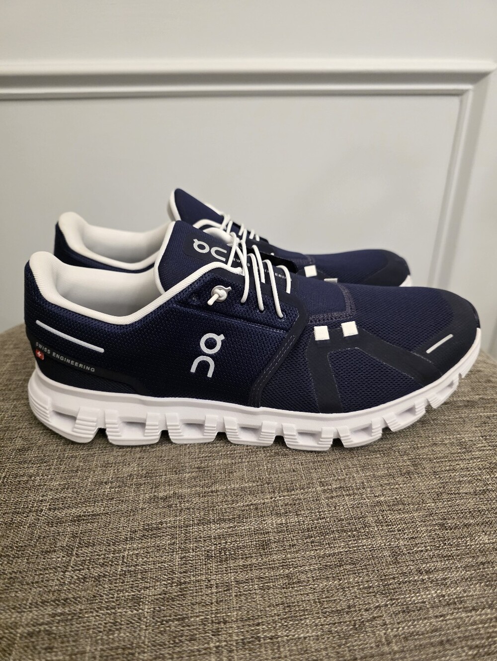 On Cloud 6 Men's Navy And White Size 9.5